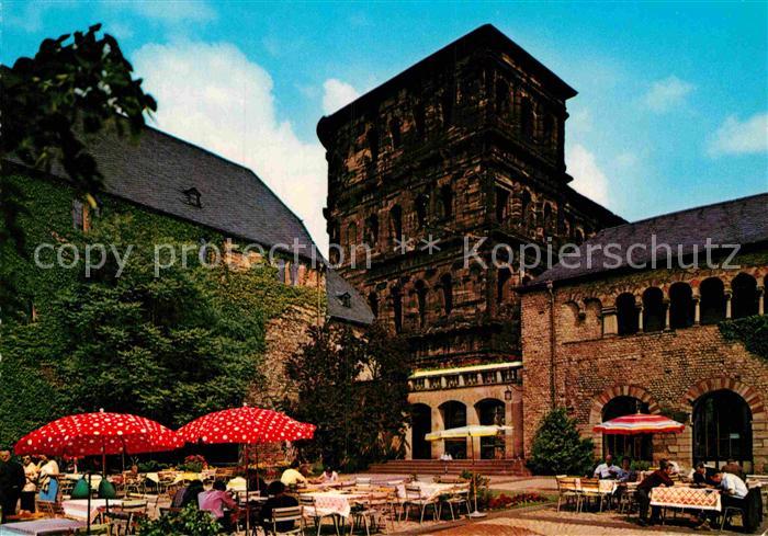 Trier Brunnenhof mit Porta Nigra und Simeonstift