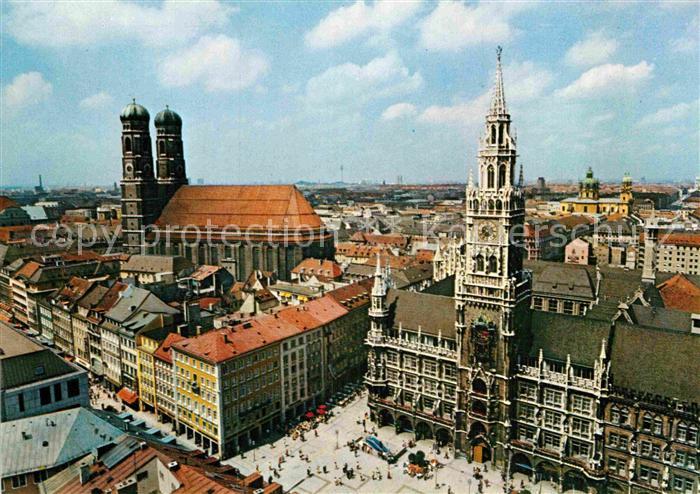 Muenchen Bayern Frauenkirche und Rathaus