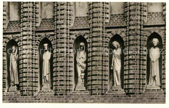 Luebeck Marcksfiguren an der Katharinenkirche