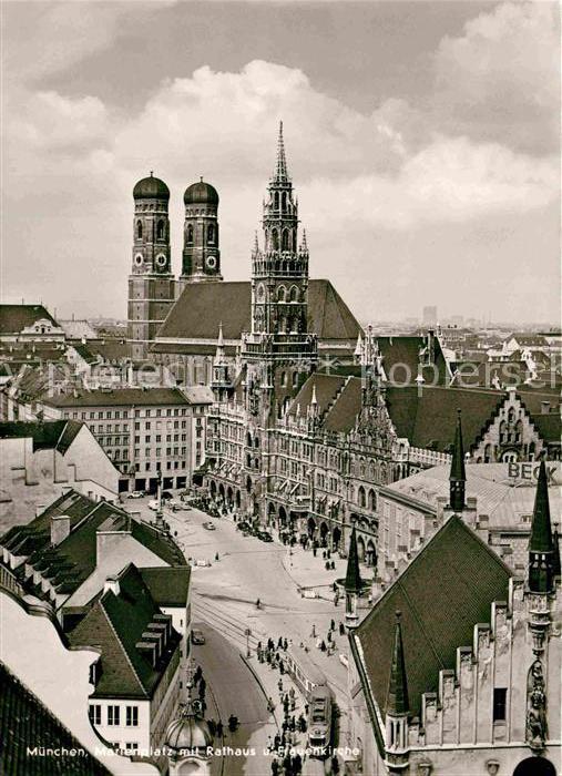 Muenchen Bayern Marienplatz mit Rathaus und Frauenkirche