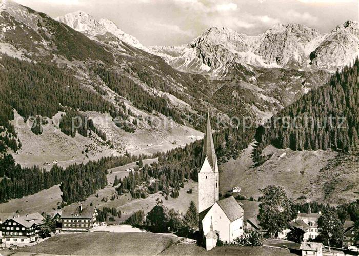 Mittelberg Kleinwalsertal mit Hammerspitze und Schafalpen
