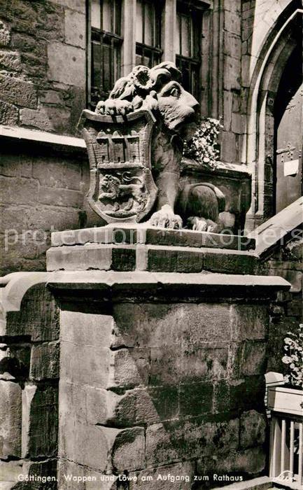 Goettingen Niedersachsen Wappen und Loewe Aufgang Rathaus