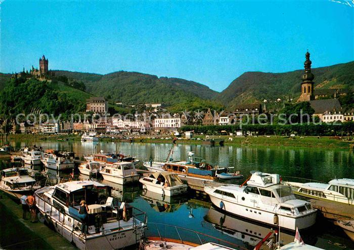 Cochem Mosel Blick vom Yachthafen auf die Moselpromenade und Reichsburg