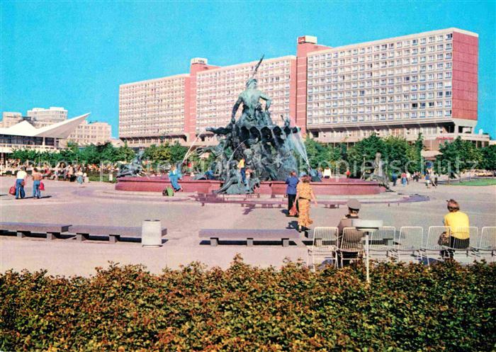 BERLIN  CITY Neptunbrunnen mit Rathauspassage Hauptstadt der DDR