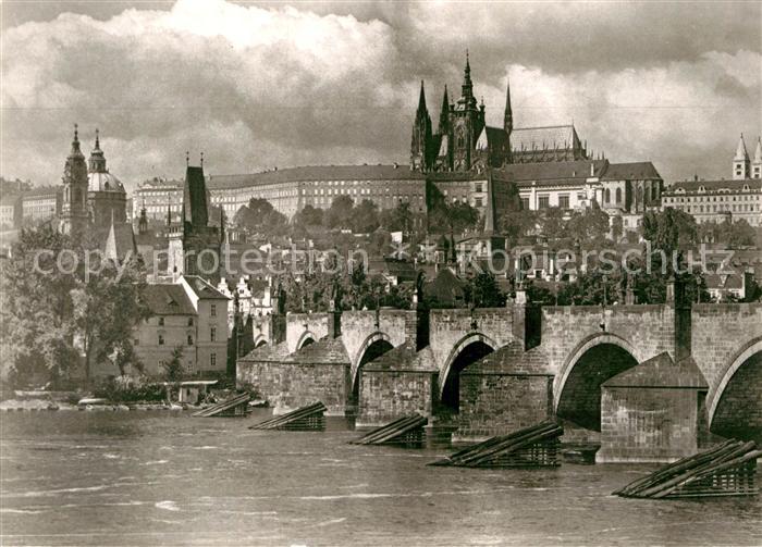 Prag Prahy Prague Karlsbruecke mit Burg