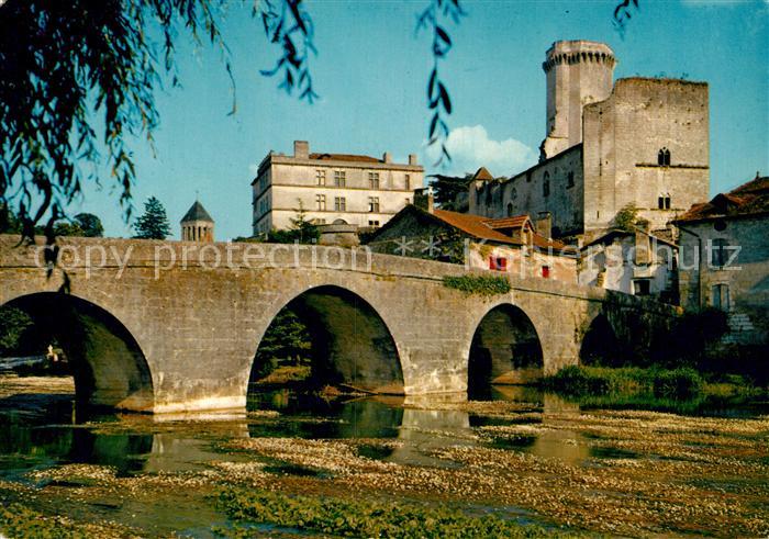Bourdeilles Chateau et le vieux pont enjambant la Dronne