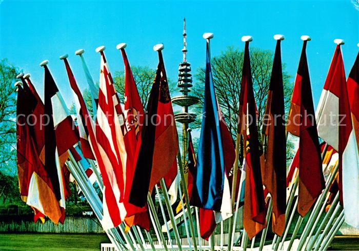 HAMBURG  CITY Flaggen vor dem Hotel Hamburg Plaza mit Fernsehturm