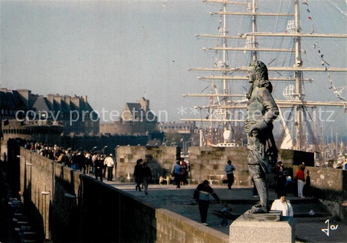 Saint-Malo 35 Promenade sur les remparts au pied de la statue de Duguay Trouin