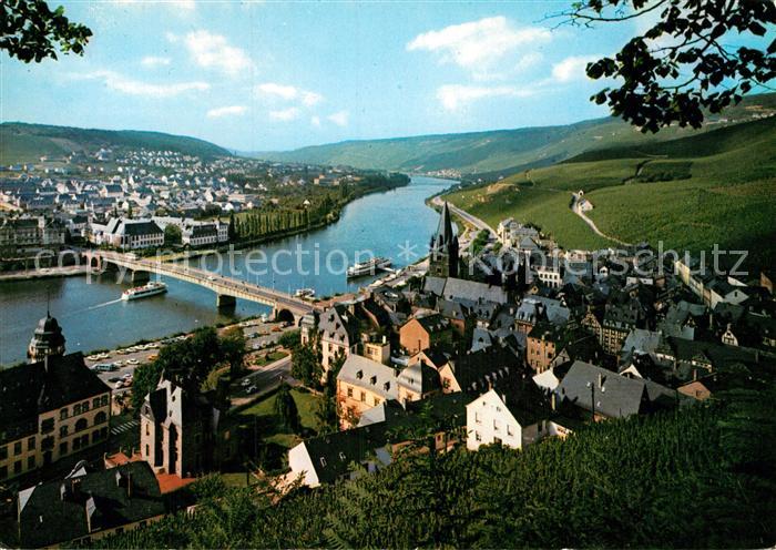Bernkastel-Kues Panorama Weinstadt an der Mosel Weinberge