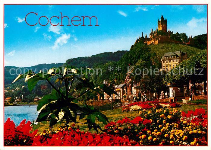 Cochem Mosel Uferpromenade am Fluss Blumenbeet Blick zur Reichsburg