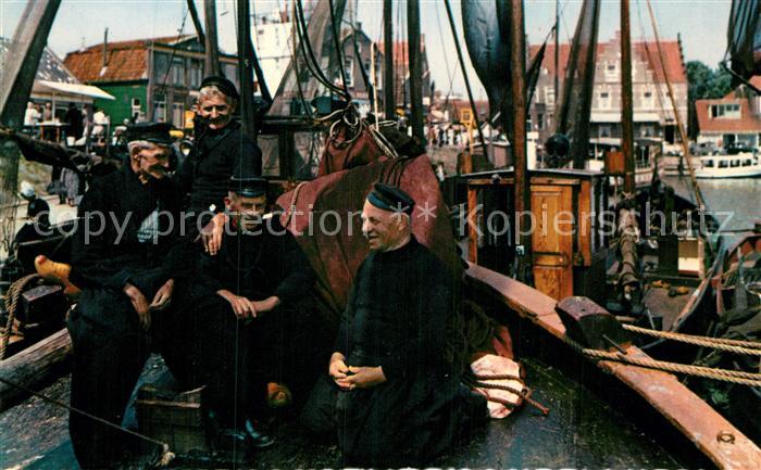 Volendam Fischer im Fischereihafen