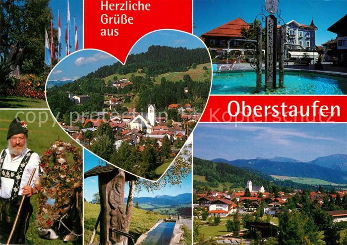 Oberstaufen Oberallgaeu Bayern Gesamtansicht mit Alpenpanorama Brunnen Viehtrae