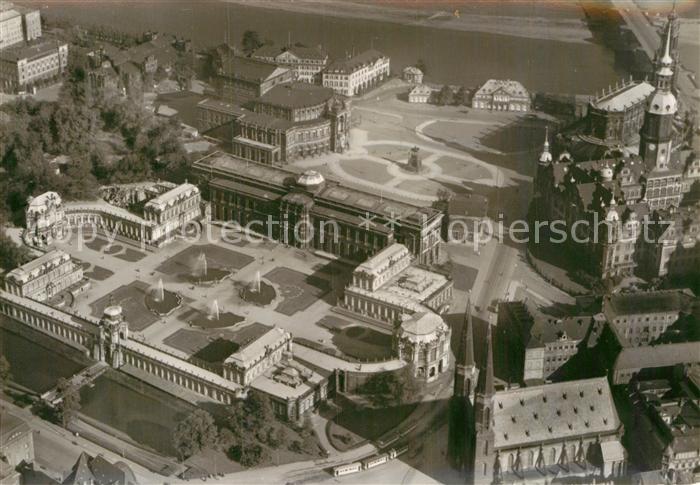DRESDEN Elbe Zwinger und Theaterplatz Fliegeraufnahme vor der Zerstoerung 1945 R