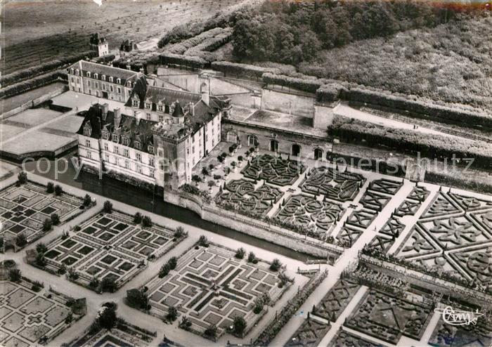 Villandry Chateau et les Jardins d ornements vue aerienne