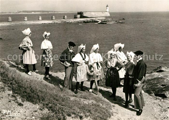 Les Sables-d Olonne Sablaises et Sablais devant la Grande Jetée