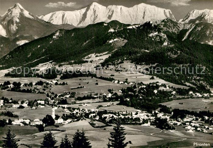 Pfronten Ostallgaeu Bayern Gesamtansicht mit Zugspitz Massiv und Mieminger Grupp