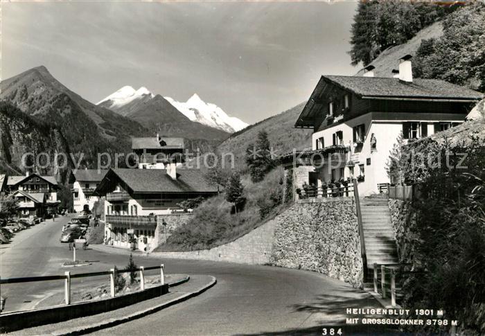 Heiligenblut Kaernten Hauptstrasse mit Blick zum Grossglockner Hohe Tauern