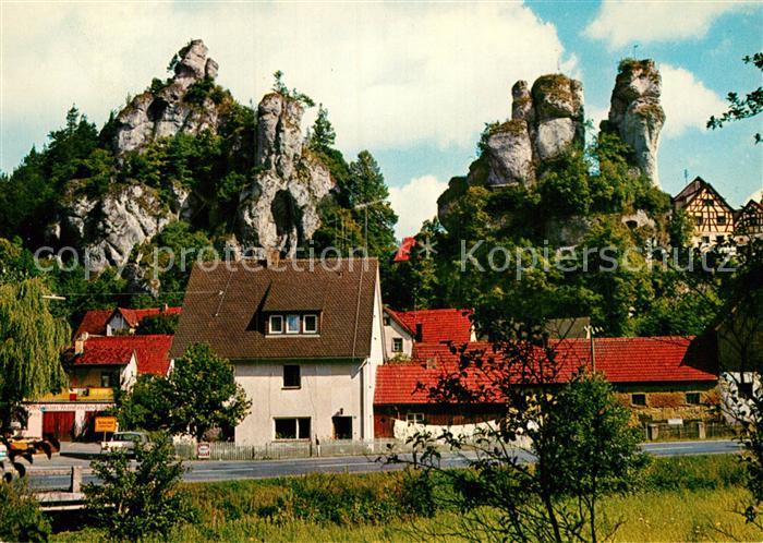 Tuechersfeld Ortsmotiv mit Felsen Fraenkische Schweiz