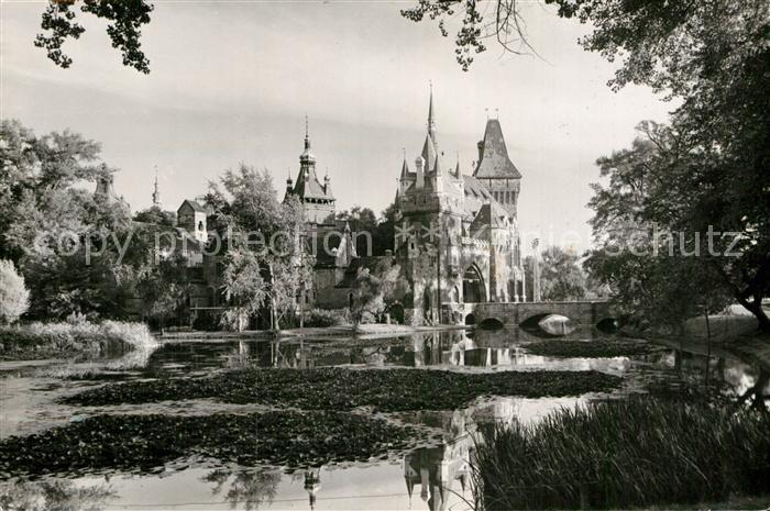 Budapest Varosliget Vajdahunyad vara a toval Stadtwaeldchen Schloss mit Teich