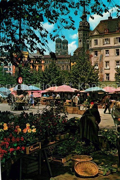 Muenchen Bayern Viktualienmarkt mit den Tuermen der Stadt im Hintergrund Frauenk