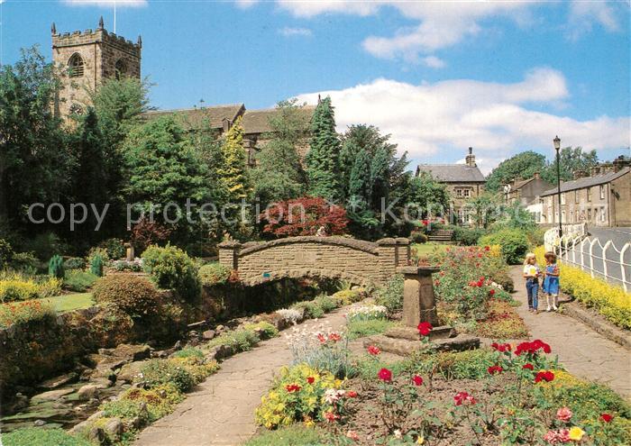 Waddington Lancashire Kinder am Bach Steinbruecke Kirche