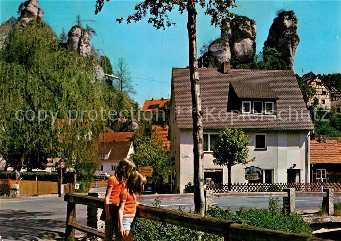 Tuechersfeld Teilansicht Felsendorf Kinder an der Bruecke