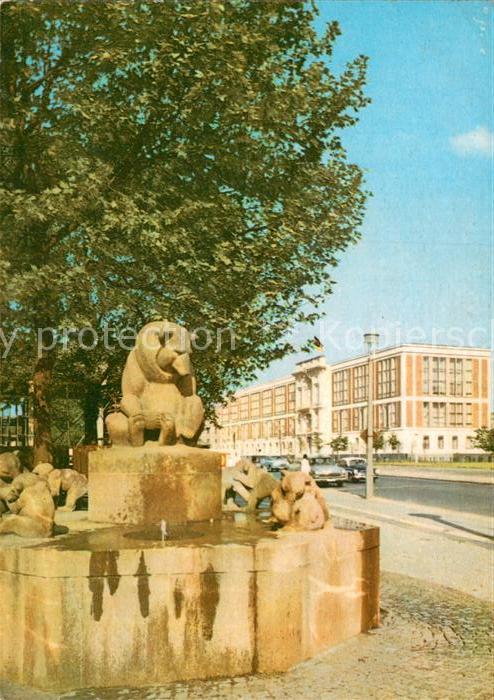 BERLIN  CITY Staatsratsgebaeude Brunnen Baerenskulptur Hauptstadt der DDR