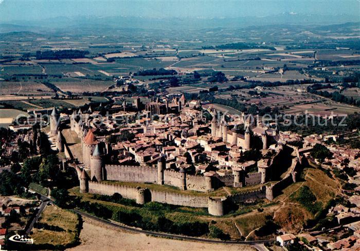 Carcassonne Vue aerienne Cite Medievale Au fond la Chaine des Pyrenees