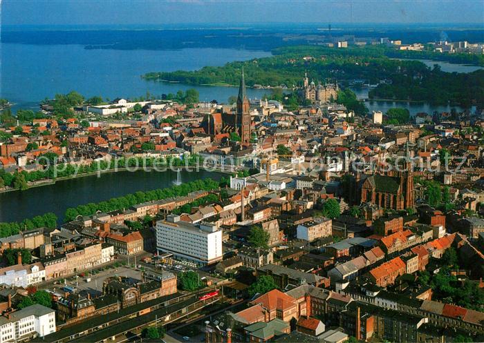 Schwerin Mecklenburg Altstadt mit Paulskirche Pfaffenteich Dom und Schloss Flieg