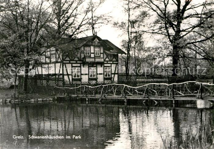 Greiz Thueringen Schwanenhaeuschen im Park