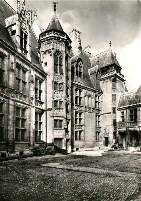 Bourges Hotel Jacques Coeur cour interieur