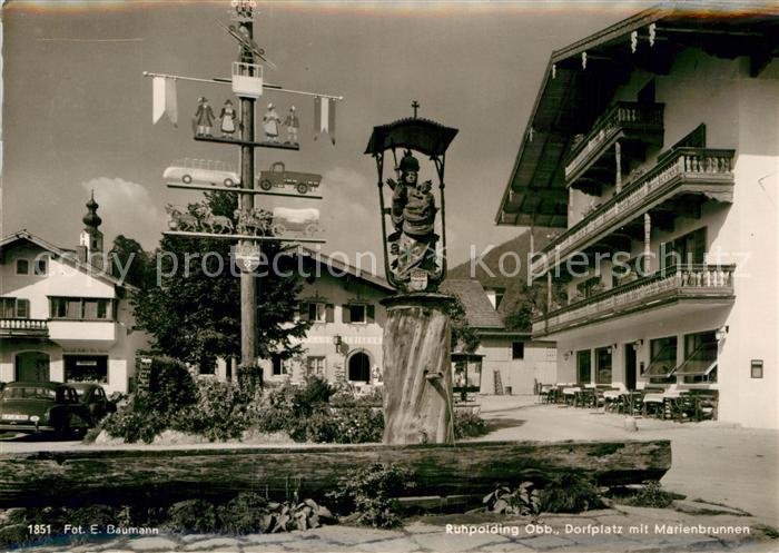 Ruhpolding Dorfplatz mit Marienbrunnen Maibaum Brunnen