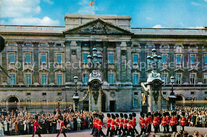 Leibgarde Wache Queen's Guard leaving Buckingham Palace
