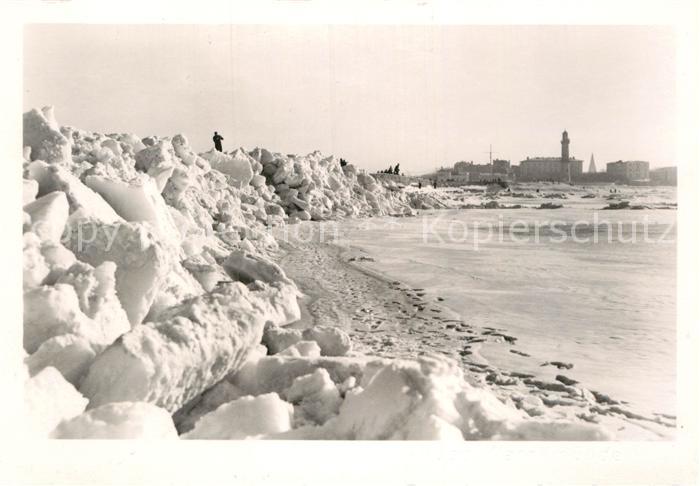 Warnemuende Ostseebad im tiefsten Winter Leuchtturm