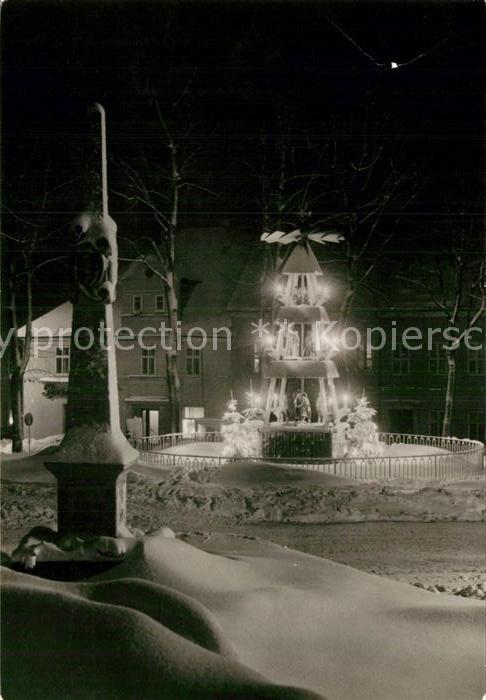 Oberwiesenthal Erzgebirge Pyramide am Markt mit Postmeilensaeule zur Weihnachtsz