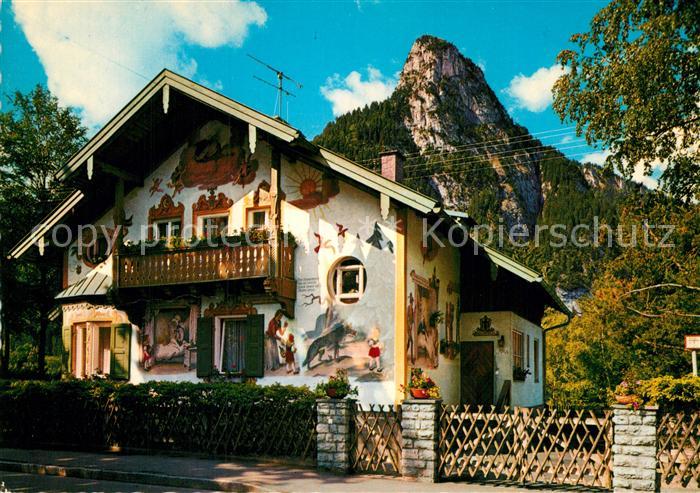 Oberammergau Lueftlmalerei am Rotkaeppchenhaus gegen Kofel