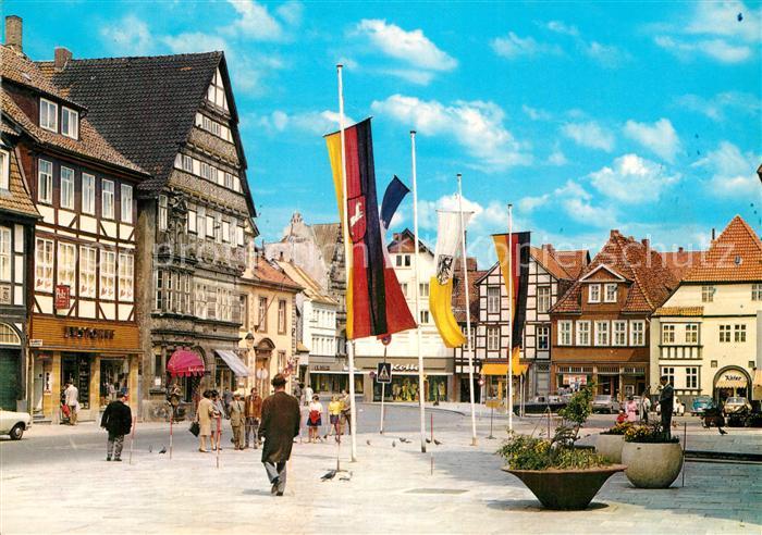 Hameln Weser Pferdemarkt Platz Innenstadt Fachwerkhaeuser Fahnen