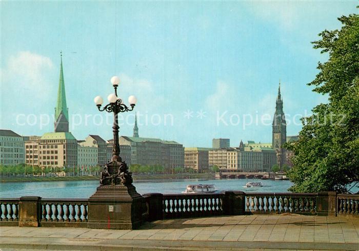 Hamburg Partie am Wasser mit Kirchtuermen