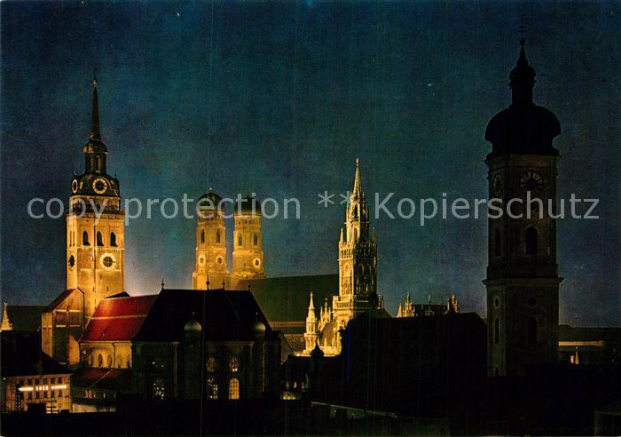 Muenchen Bayern Tuerme der Stadt bei Nacht