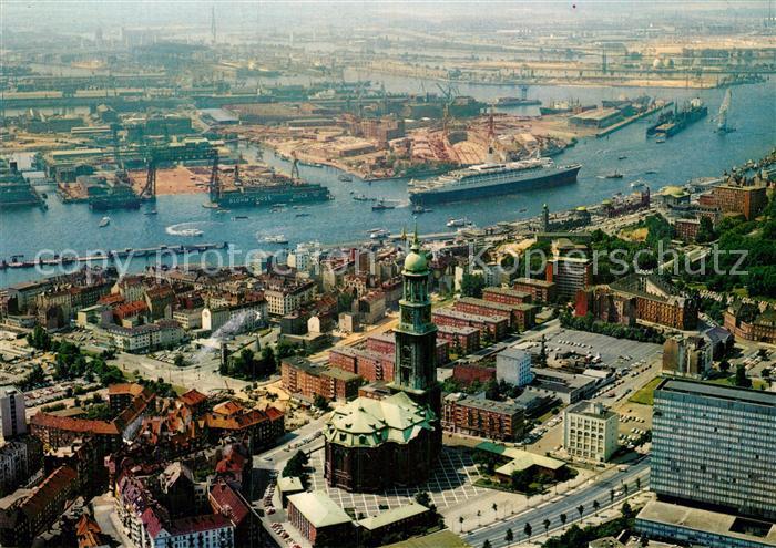 Hamburg Fliegeraufnahme Michaelskirche Hafen mit Queen Elizabeth 2