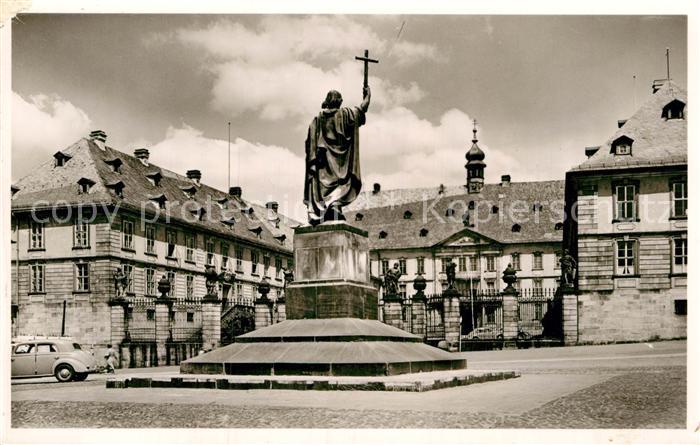 Fulda Schloss mit Bonifatius Denkmal Statue