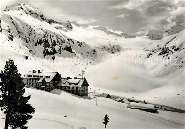 Berlinerhuette Berghaus mit Hornkees und Hornspitzen Zillertaler Alpen