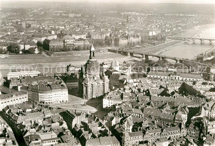 DRESDEN Elbe Blick ueber Neumarkt und Frauenkirche nach Neustadt vor der Zerstoe