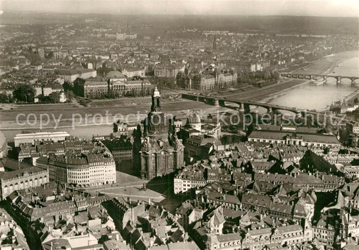 DRESDEN Elbe Blick ueber Neumarkt und Frauenkirche nach Neustadt vor der Zerstoe