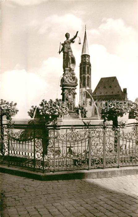 Frankfurt Main Gerechtigkeitsbrunnen mit Nikolaikirche