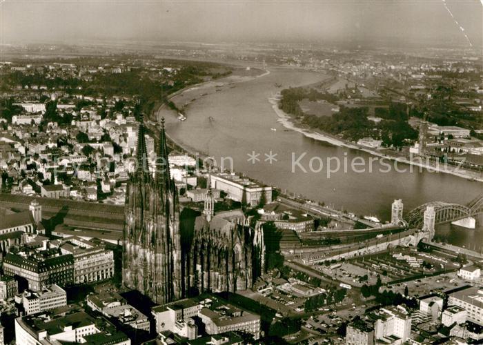 Koeln Rhein Stadtbild mit Dom Fliegeraufnahme