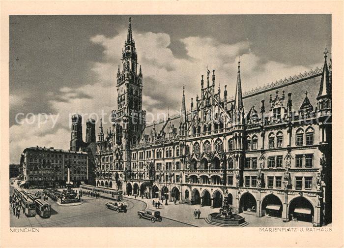Muenchen Bayern Marienplatz und Rathaus Tuerme der Frauenkirche