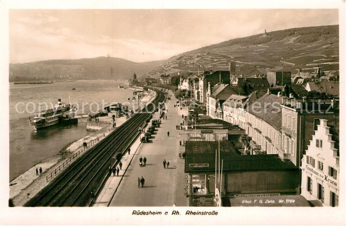 Ruedesheim Rhein Uferstrasse Schiffsanlegestelle