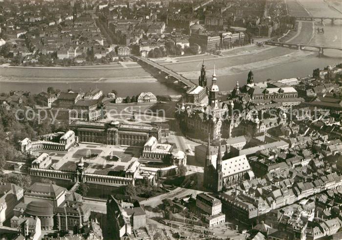 DRESDEN Elbe Altstadt mit Zwinger und Theaterplatz Fliegeraufnahme