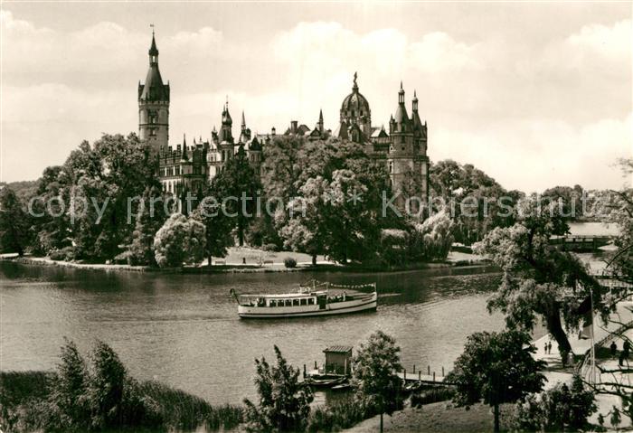 Schwerin Mecklenburg Blick zum Schloss mit Fahrgastschiff